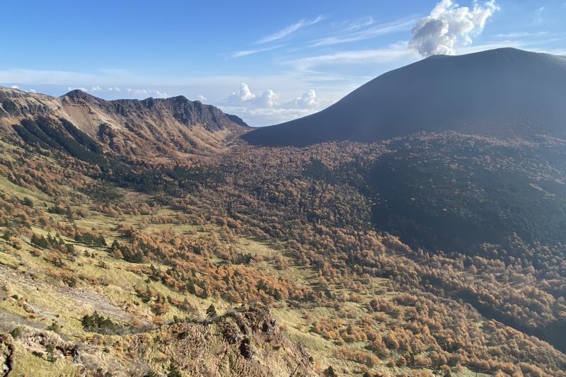 噴煙が立ち上る浅間山