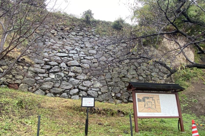 上田城復元クイズラリーゴール地点の尼ヶ淵の石垣を撮影した写真