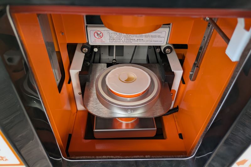 IJOOZ自販機の取出口を撮影した写真
