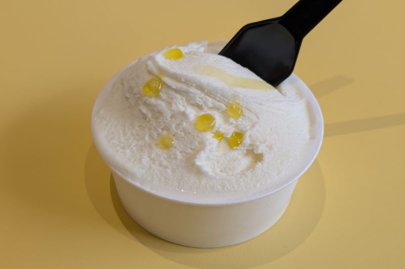 生乳とオリーブオイルと塩を撮影した写真