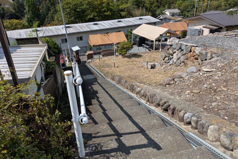 B-YARD Meating新店舗へ向かう階段を撮影した写真