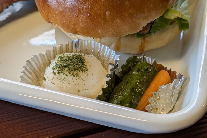 マッシュポテトとピクルスを撮影した写真