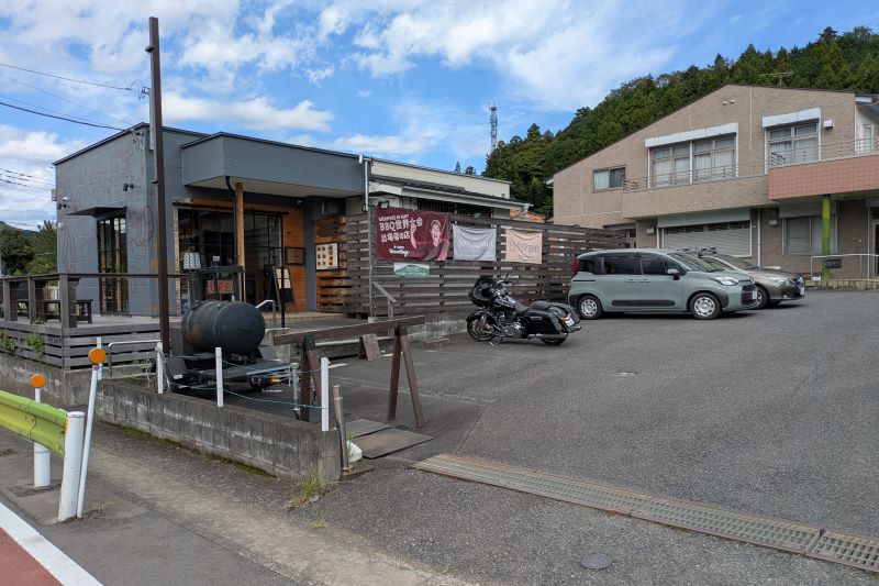 旧店舗と駐車場を撮影した写真