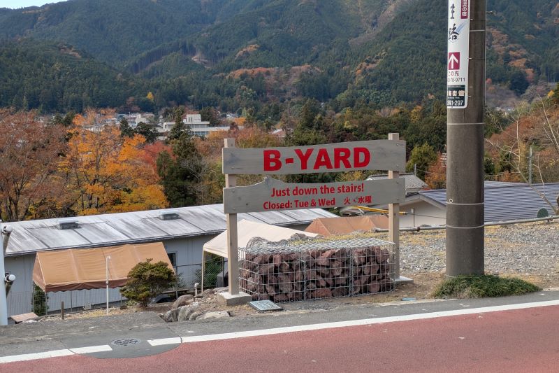 B-YARD Meatingの看板を撮影した写真