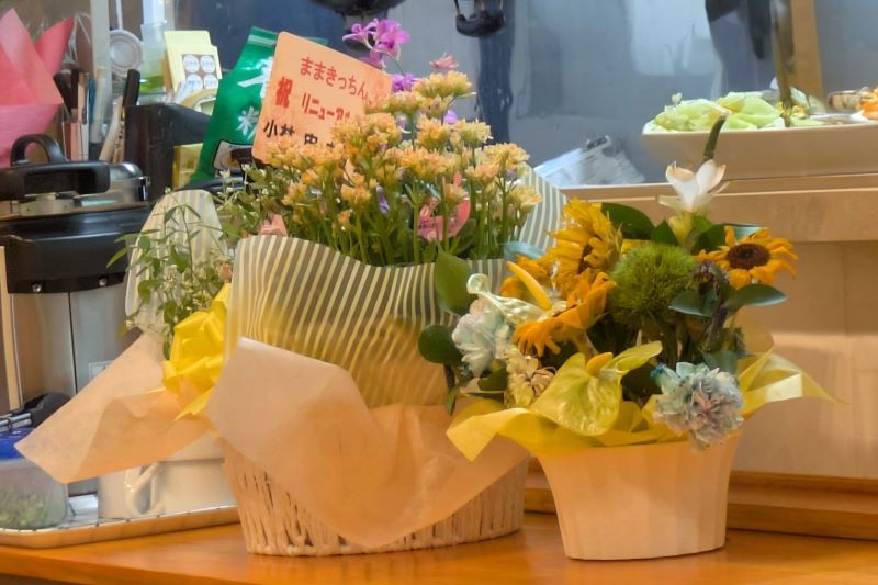 リニューアルオープン祝いの花を撮影した写真