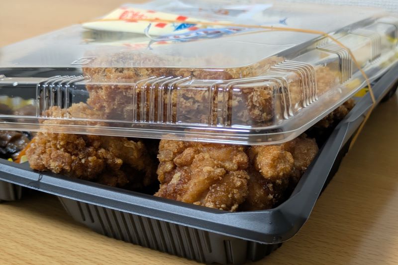鳥取県大山鶏もも唐揚げと自家製メンチカツのミックス弁当を撮影した写真