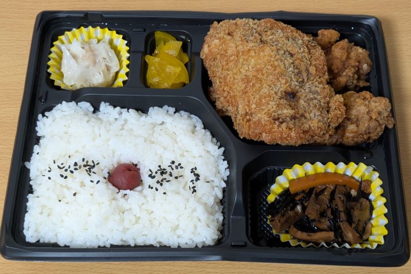 鳥取県大山鶏もも唐揚げと自家製メンチカツのミックス弁当を撮影した写真
