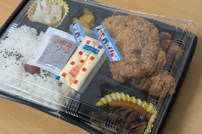 鳥取県大山鶏もも唐揚げと自家製メンチカツのミックス弁当を撮影した写真