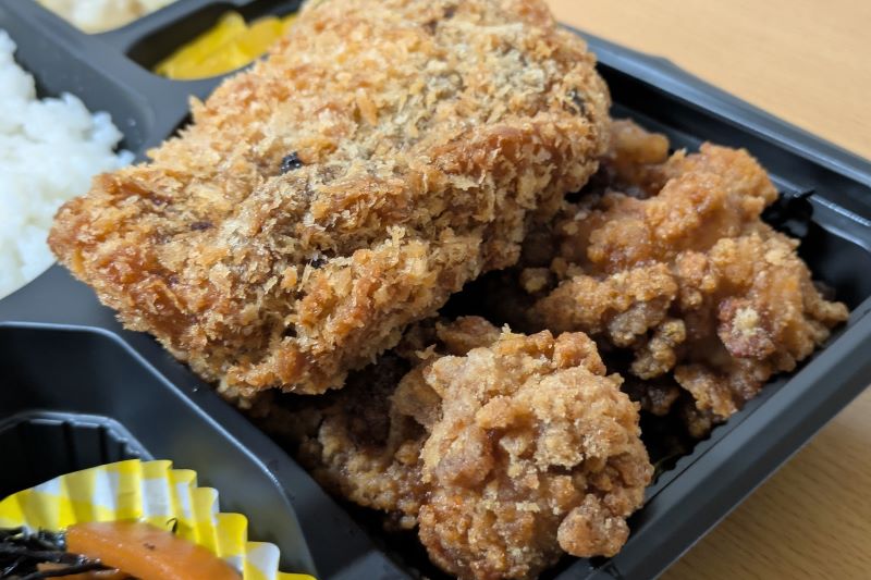 メンチカツと唐揚げを撮影した写真