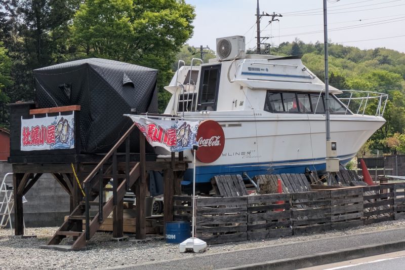 牡蠣小屋の船