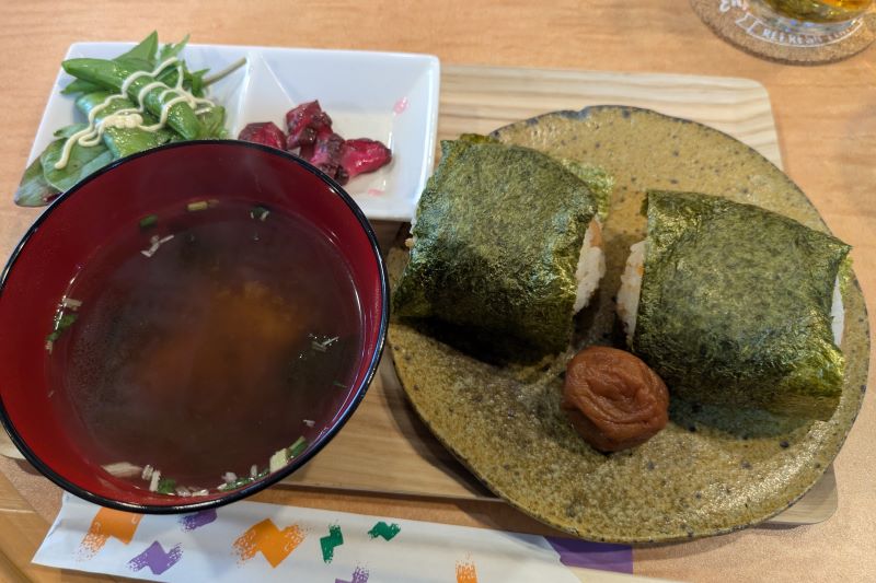 とりそぼろおにぎり＋みそ汁