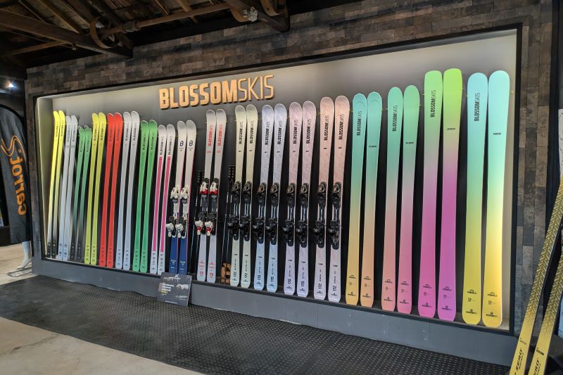 BLOSSOM SKIS