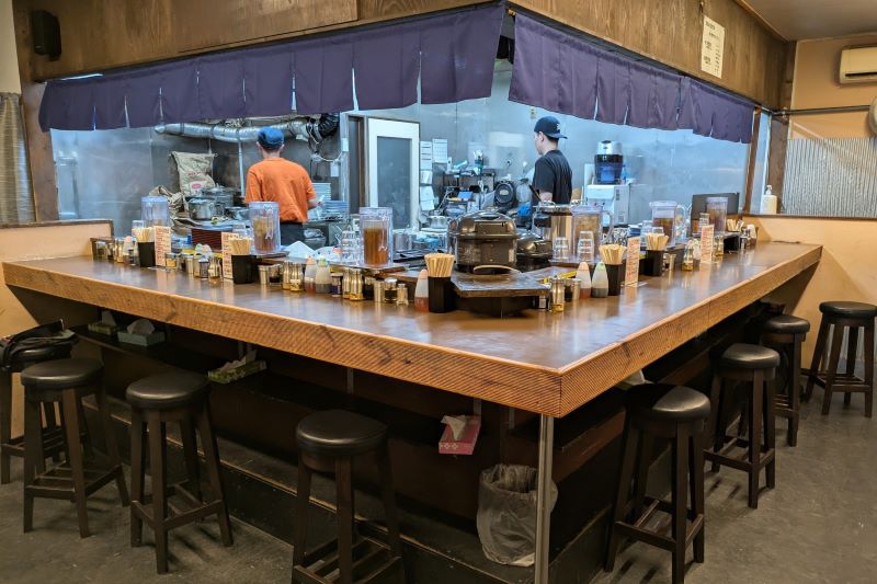 窯焼油そば ぶーすけの店内